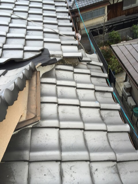 京都市南区の屋根調査。谷板金周辺の経年劣化と瓦のズレ