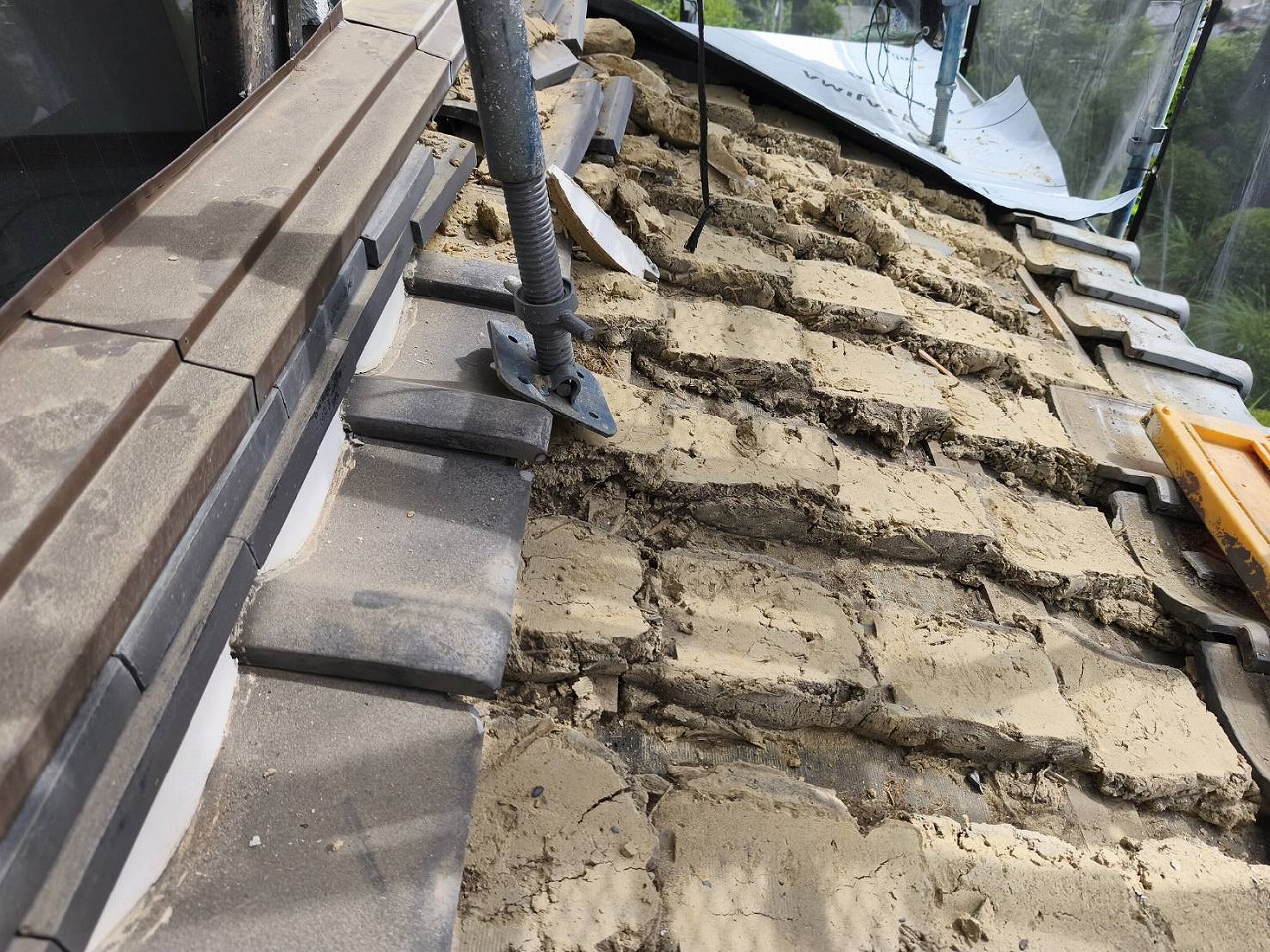 京田辺市にて、雨漏り多発！重たい日本瓦から軽量瓦へ葺き替えました