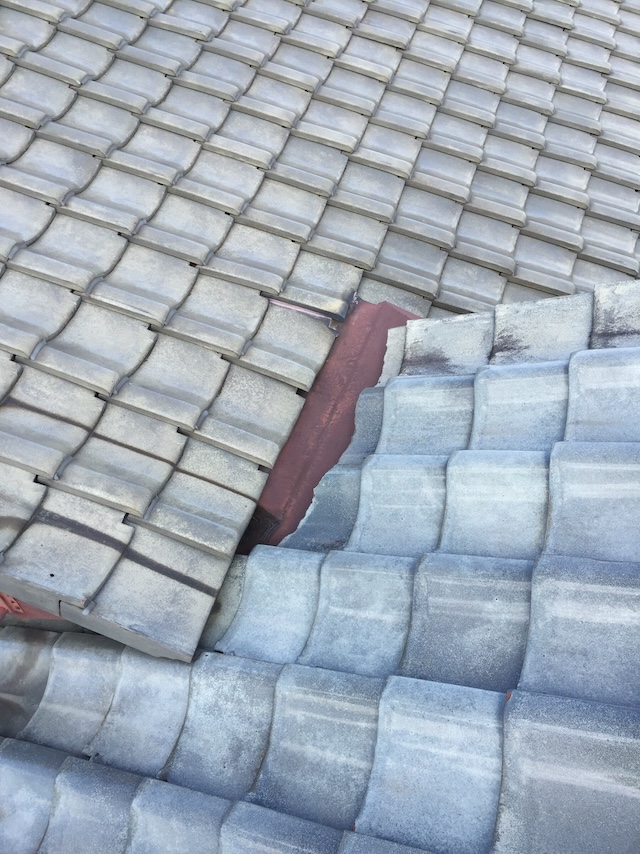 瓦の一部を確認し屋根内部の状態を診断するプロの視点