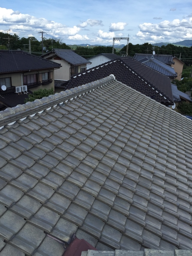 3ヶ月前に他社で施工された綺麗な漆喰の状態を確認する様子（京田辺市）