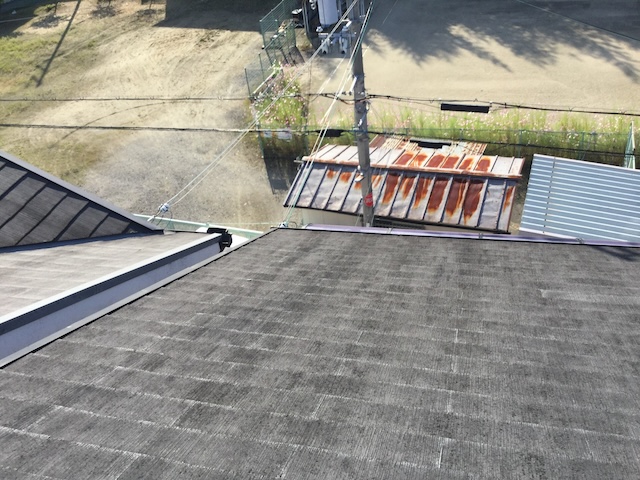 【京都市左京区】屋根金属の浮き・割れをカバー工法で根本解決！雨漏りの不安を解消