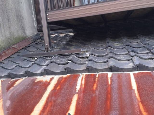 ベランダ（バルコニー）の支柱が乗っている瓦屋根部分。荷重による瓦の割れや、支柱周りからの雨水浸入リスクを入念に確認。