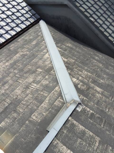 雨水が集中しやすい屋根の隅棟部分。スレートの劣化が進み、雨漏りのリスクが高い箇所。