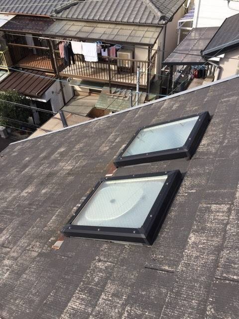 スレート屋根に設置された天窓（トップライト）。カバー工法時に雨仕舞いの処理が重要となる箇所。