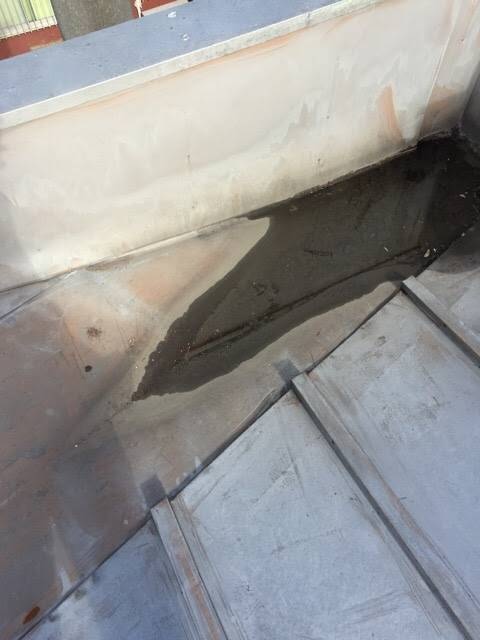 ベランダ排水ドレンの詰まりによる水たまり（プール状態）。雨漏りの原因となる防水層の劣化