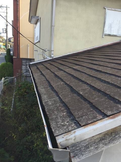 木津川市でスレート剥離と谷板金の水たまり｜部分補修で費用を抑え雨漏り防止