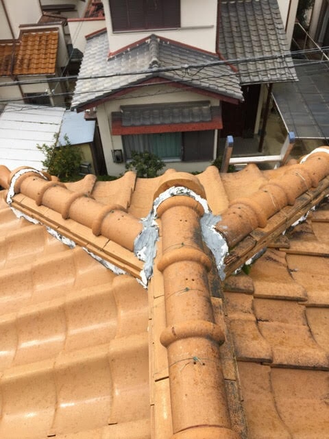  完全にシーリング材で塞がれた瓦屋根の接合部