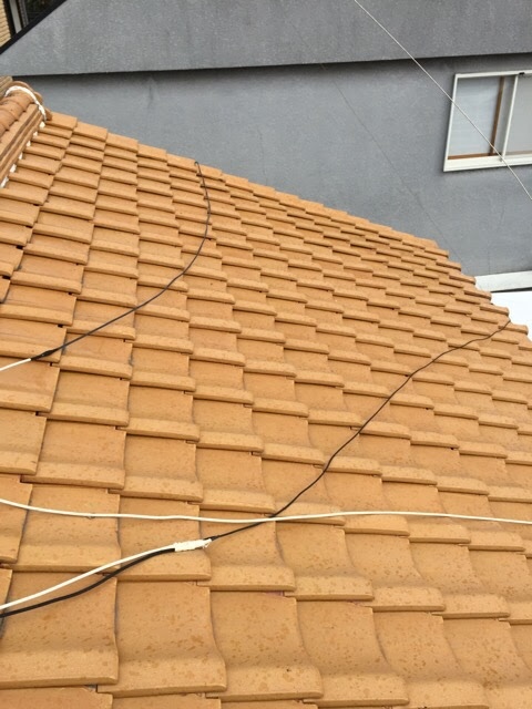 【木津川市】天井のシミ原因は過去の補修？瓦屋根の軽量化で雨漏り解決