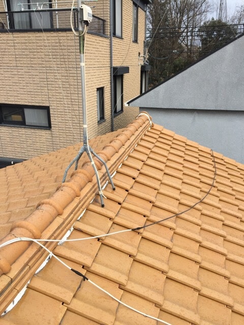 アンテナ周辺に施工された不適切なコーキング補修