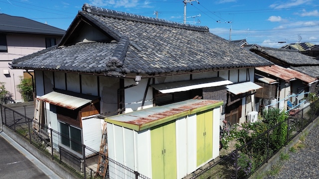 いつ雨漏りしてもおかしくない協会と住宅