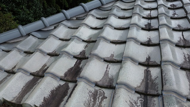 京丹波市にて、長年空き家の実家。瓦屋根の雨漏りが深刻。