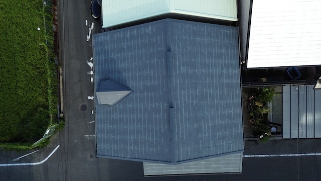 八幡市で屋根塗装から10年。ドローン点検とカバー工法で将来の維持費を削減！