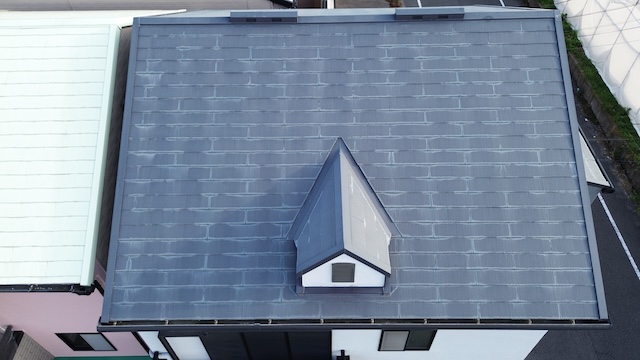 八幡市で確認されたスレート屋根の退色と色ムラの状況