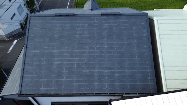 防水性が切れ、スレート材に発生したヘアクラック（細かいひび割れ）