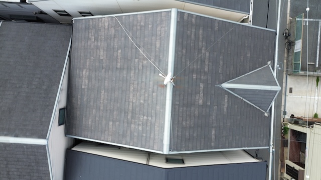 【京都市山科区】色褪せとコケが目立つカラーベスト屋根をドローン調査！安心のカバー工法提案