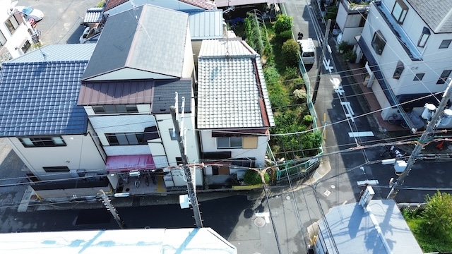 城陽市で倉庫利用の木造瓦葺き戸建て住宅を雨漏り調査、オーナーとリモートで打ち合わせ