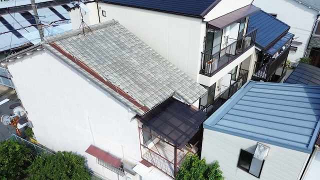 京田辺市の変形地に建つ元住宅の倉庫で雨漏り、特殊な屋根が雨漏りしやすい原因