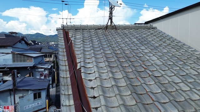 板金の被りが浅く雨漏りが発生した瓦屋根