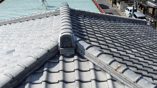 京都市南区で瓦屋根の現地調査の際に棟瓦の点検、棟瓦から雨漏り被害が発生しやすい理由を解説