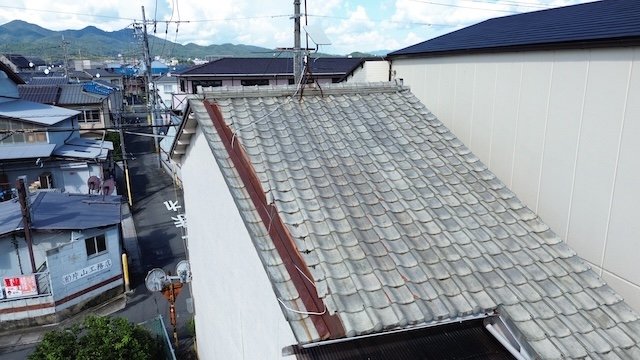 雨漏りが発生した瓦屋根の住宅