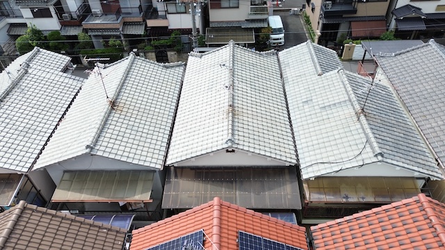 瓦屋根の戸建て住宅