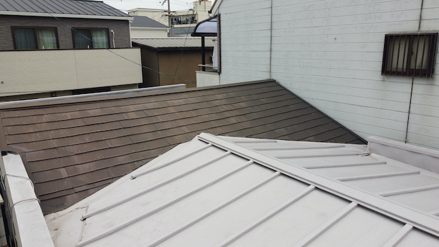 カラーベストと瓦棒が組み合わさった屋根