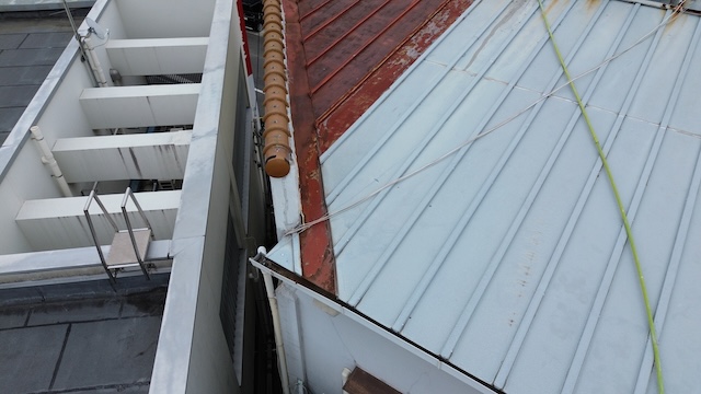 ビルの屋根を現地調査