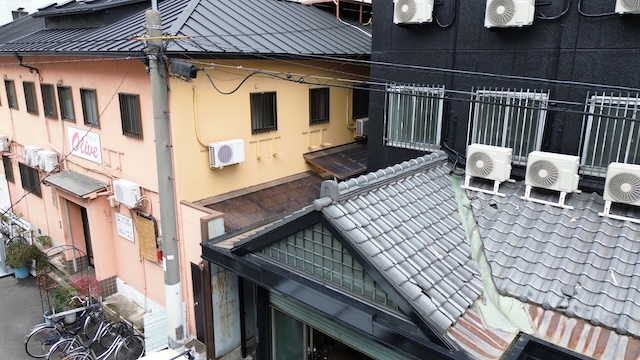 マンション共用部の瓦屋根
