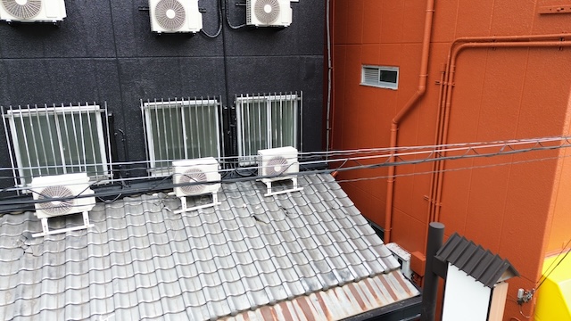 京都市伏見区でマンションの瓦屋根部分の現地調査、瓦屋根は定期的な点検の実施が推奨される理由