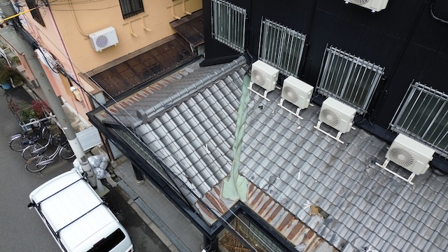 京都市伏見区で谷板金が備わったマンション瓦屋根を現地調査、谷板金の穴あきによる雨漏り被害に注意