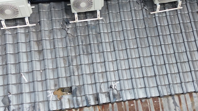 瓦の破損が見受けられた屋根
