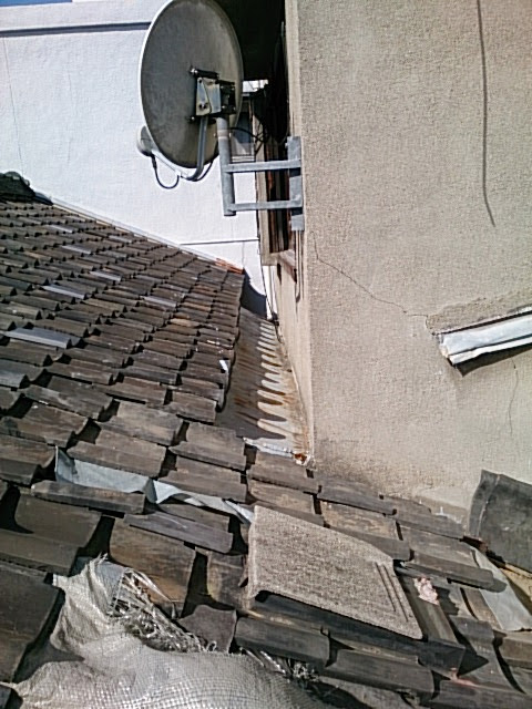 雨漏りの原因になりやすい屋根の谷板金（谷樋）と外壁際の現地調査