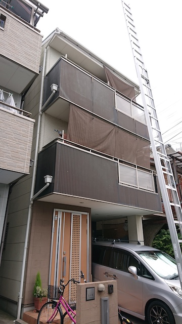 宇治市の屋根塗装予定の三階建て住宅でカラーベストの浮き・破損を発見、屋根カバー工事をご提案