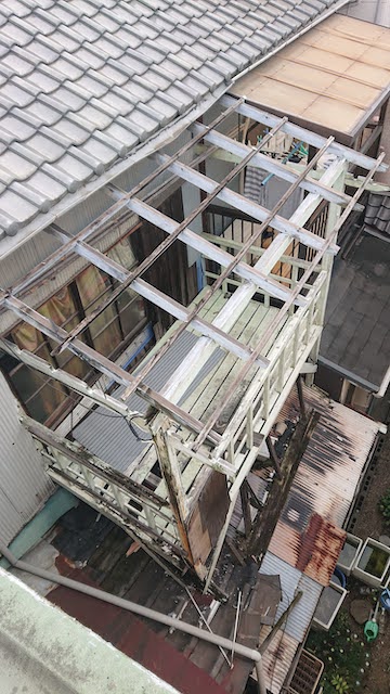京都市伏見区　屋根の上の劣化して崩れそうなベランダの現地調査