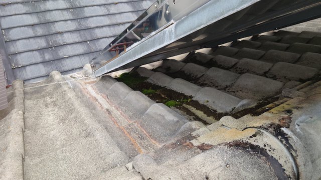城陽市で和瓦形状のセメント瓦屋根の雨漏り調査を行いました