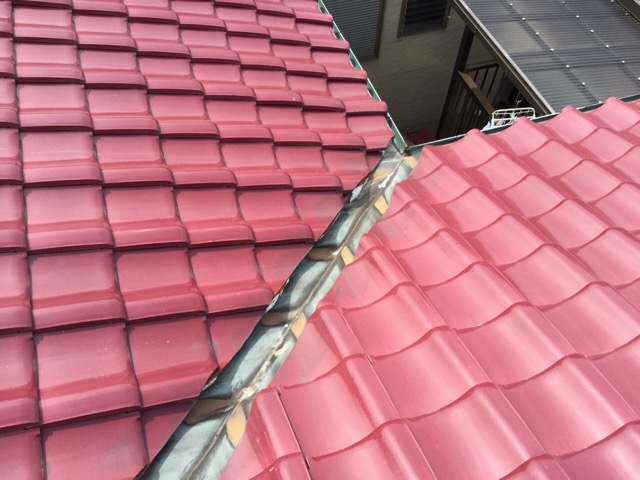 複雑な屋根形状の谷部分。葺き替え工事で防水性を高める提案