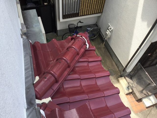 下屋根と外壁の取り合い部分。雨水の侵入を防ぐため念入りにチェック