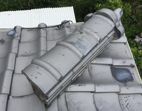 完全に外れて屋根上に転がっている棟瓦。このような状態でも、積み直し工事で元通りになります。