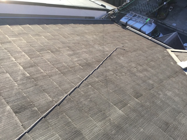 【京都市南区】屋根が白っぽい・カサカサは危険信号！塗装よりカバー工法を選ぶべき理由