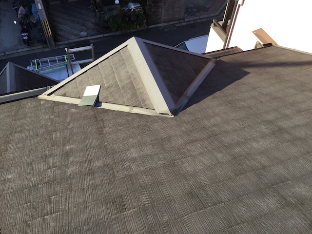 既存の屋根の上に新しい屋根材を被せるカバー工法のイメージ