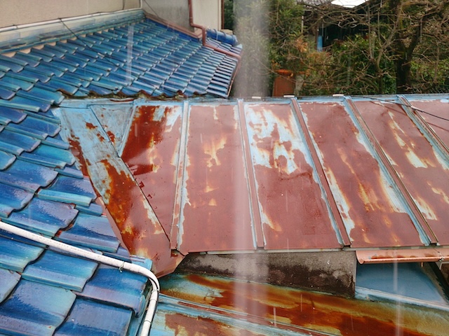 宇治市の屋根現地調査。雨漏りの原因となりやすい谷板金（谷樋）周辺の腐食と、錆びついた瓦棒屋根。