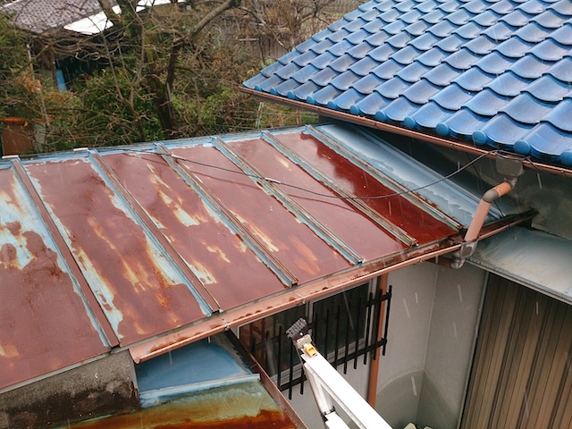 宇治市で赤錆だらけの瓦棒屋根…塗装はNG！カバー工法で安く強く直す提案