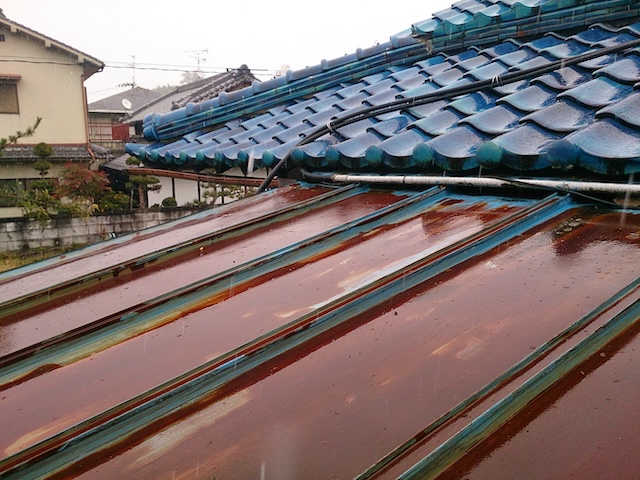 塗装メンテナンスが不可能なほど塗膜が剥離し、赤錆が発生している金属屋根の表面アップ。