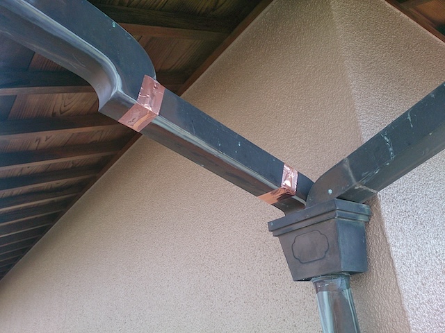 軒樋と集水器の接続部分（落とし口）のひび割れを銅テープで応急処置