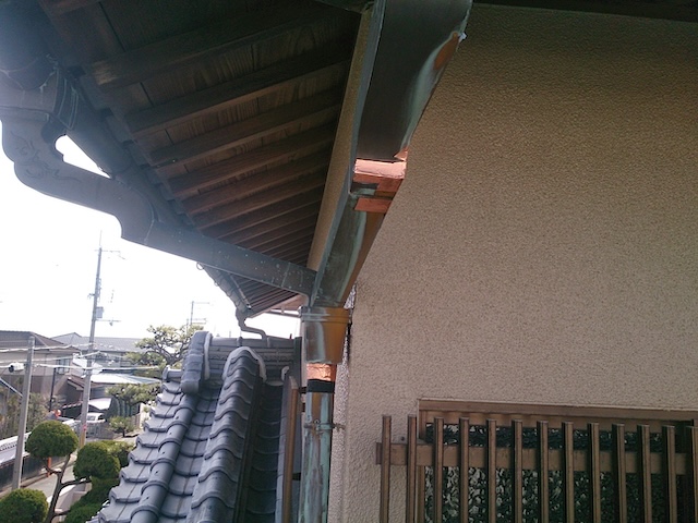 宇治市で銅雨樋の穴あき修理！交換せず2万円台で直す「極上補修術」