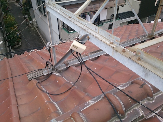 城陽市で雨漏り捜査！犯人は放置された温水器の架台でした【解決事例】