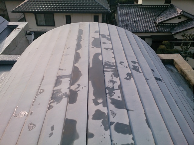 カマボコ屋根（R型）の屋根面全体に見られる雨水の滞留跡とメンテナンス調査