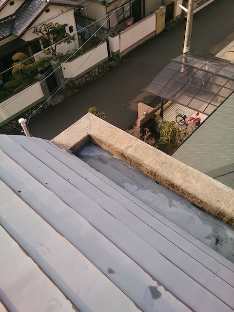 京都府の屋根点検 パラペットと箱樋（谷樋）の防水状況と水溜まりチェック