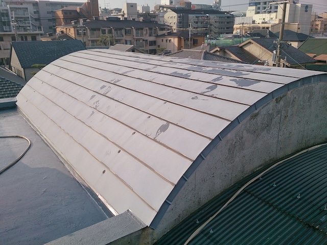 【向日市】かまぼこ屋根の雨漏りを「錆びない・静かな」新素材で解決！
