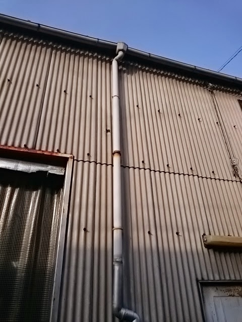工場外壁の雨樋（縦樋）と波板外壁の接合部・排水状況
